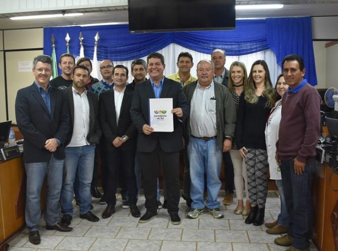 Em reunião com vereadores, prefeito Berto Silva protocola projetos